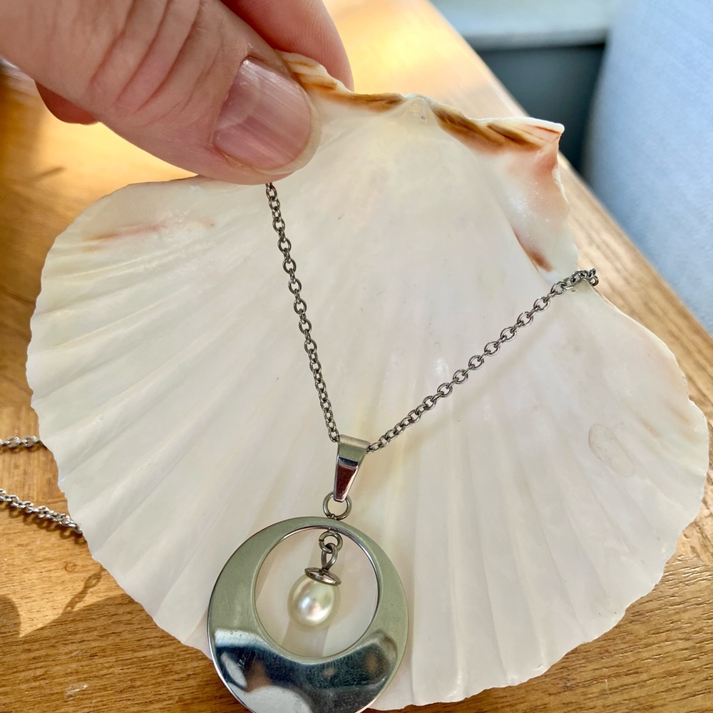 BI Stainless Steel And Faux Pearl Pendant and 21.5 Inch chain